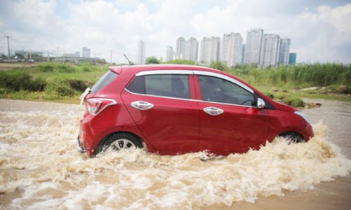 Kinh nghiệm lái xe qua vùng ngập nước, hạn chế tối đa rủi ro - 1