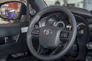 So sánh Ford Ranger 2019 và Toyota Hilux 2019 về vô-lăng.