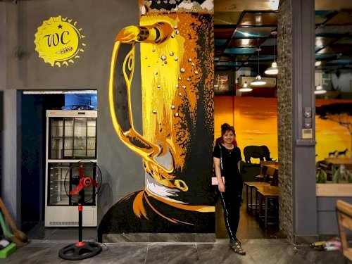 Quán cafe beer nổi tiếng này chắc chắn sẽ khiến bạn bất ngờ với bức tranh tường 3D đẹp như mơ. Bức tranh tường này tạo không gian độc đáo cùng các tông màu rực rỡ và rất sống động. Thưởng thức ly bia và cà phê trong không gian này sẽ khiến bạn thấy như đang ở trong một trò chơi thực tế.