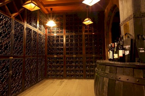 Hàng năm hầm rượu cổ Debay là nơi tổ chức các lễ hội rượu vang lớn của toàn thế giới