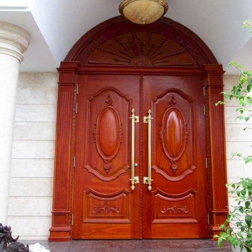 Mẫu cửa gỗ đẹp với thiết kế mái vòm lạ mắt