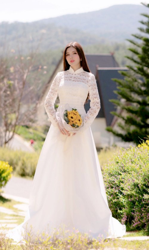 mẫu váy cưới đơn giản, kín đáo ren họa tiết quạt