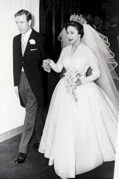 Váy cưới tay dài thanh lịch của công chúa Anh Margaret