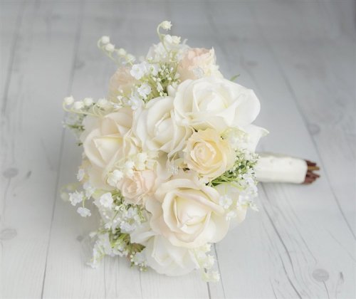 Hoa hồng trắng mang ý nghĩa trọng đại cho ngày cưới